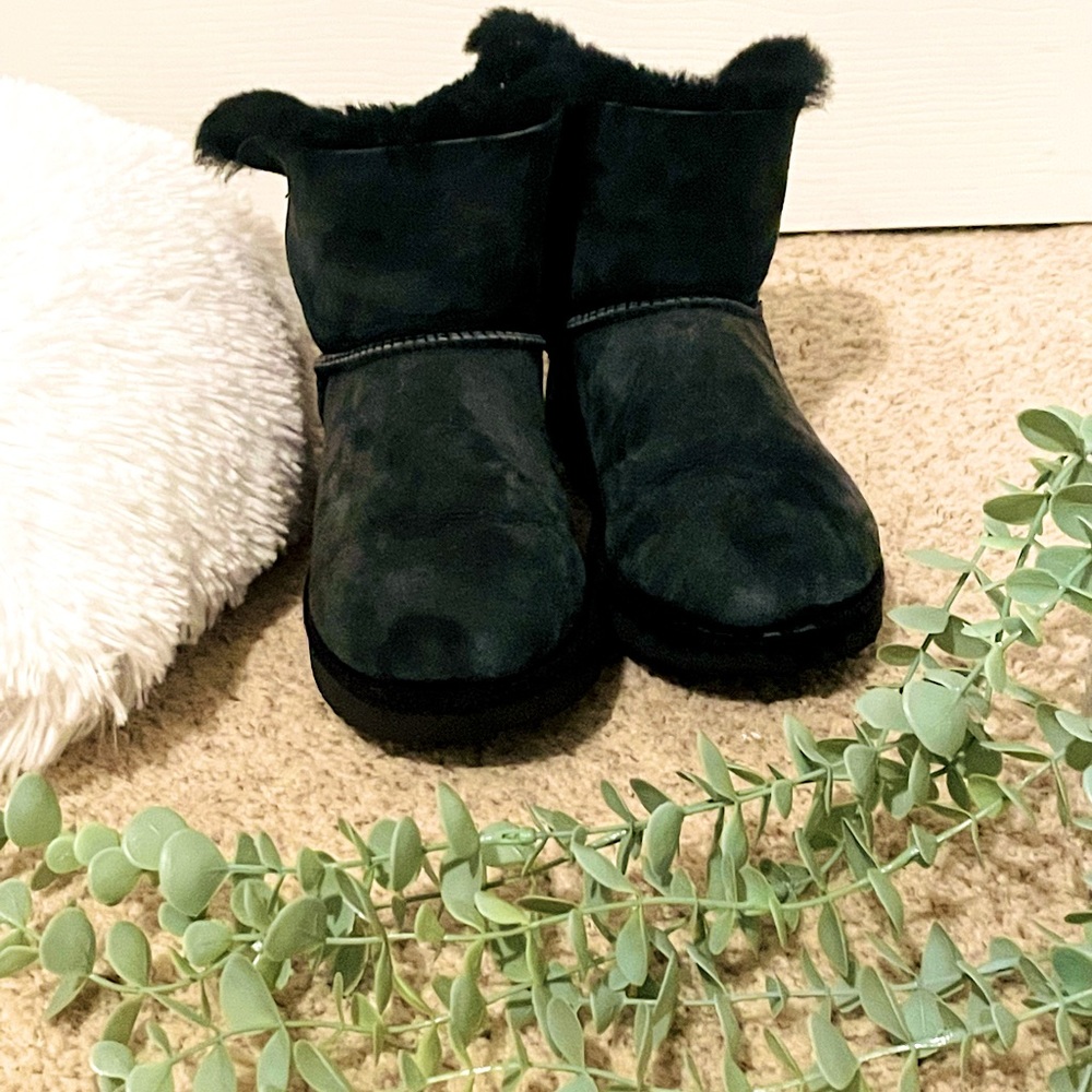 BLACK UGGS
